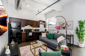 Chic 1BR Near MKC Airport with Gym Pets Allowed
